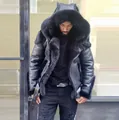 Giacca in pelle sintetica nera da uomo con grande cappuccio in pelliccia e zip esterna - Taglia M / Top / Nero