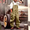 Salopette uomo vintage color kaki stile retro cargo in ambiente industriale - Taglia S / Top E Pantaloni / Giallo
