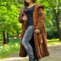 Dettaglio del lungo cardigan con cappuccio a trecce da donna in colore marrone kaki - Taglia S / Top / Kaki