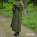 Vista posteriore di un lungo cardigan verde in maglia a trecce con cappuccio in bosco - Taglia S / Top / Verde