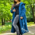 Vista completa di un cardigan con cappuccio in maglia intrecciata blu reale su modella - Taglia S / Top / Celeste