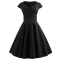 Vista frontal de un elegante vestido de cóctel acampanado negro con detalle de escote en V. - S / Bottoms / Negro