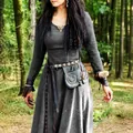 Detalle de un vestido largo medieval gris de manga larga con cuello redondo y talle ceñido. - S / Top Y Pantalón / Gris