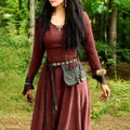 Detalle de vestido largo burdeos de estilo medieval con accesorios - S / Top Y Pantalón / Burdeos