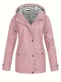 Détail de la veste imperméable rose avec doublure de capuche à rayures - Rose
