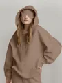 Oversized taupe dameshoodie met bijpassend oogmasker en functioneel ritsvak op de mouw. - S / Tops / Khaki