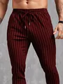 Detailopname van een stijlvolle bordeauxrode herenpantalon met krijtstreep en trekkoord - M / Bottoms / Rood