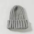 Confortevole berretto di lana grigio per bambini, ideale per calore e stile invernale - Taglia unica / Grigio chiaro
