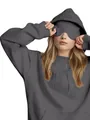 Detalle de sudadera con capucha gris para mujer con antifaz para dormir a juego - Gris