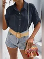 Nahaufnahme eines dunkelblauen Baumwoll-Leinen-Hemdes mit Knöpfen und Taschen für Damen Mode - S / Oberteile / Marineblau