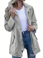 Λεπτομέρεια γυναικείου γκρι αντιανεμικού με κουκούλα, φερμουάρ και κουμπιά σούστες. - S / Tops / Γκρι