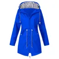 Detailweergave van het blauwe waterdichte outdoorjack voor dames met gestreepte voering - Saffierblauw