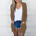 Detailansicht der braunen Damenstrickjacke mit Taschen und Knöpfen, schickes Langarm-Design. - S / Oberteile / Dunkelkhaki