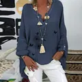Vue détaillée de la chemise en lin bleue à col en V avec imprimé pissenlit et papillon - Petit Papillon Bleu Marine