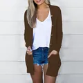 Lange braune Strickjacke für Damen mit Knöpfen und Seitentaschen an einem Model - S / Oberteile / Hellbraun