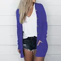 Detailansicht eines langärmeligen blauen Strick-Cardigans mit Knöpfen und Taschen - S / Oberteile / Saphirblau
