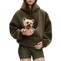 Detailopname van een olijfgroene pluche hoodie met ingebouwde zak voor huisdieren - Bruin