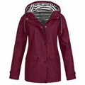 Veste coupe-vent imperméable bordeaux avec doublure de capuche rayée et poches pour femme - S / Hauts / Bordeaux