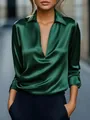Elegante dunkelgrüne Satinbluse mit langen Ärmeln, tiefem V-Ausschnitt und klassischem Kragen. - Grün