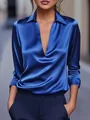Elegante Detailansicht einer königsblauen Satinbluse mit V-Ausschnitt und Kragendesign - Blau