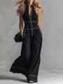 Detail eines schwarzen ärmellosen Overalls mit weitem Bein und Kontrastnähten. - S / Oberteil und Hose / Schwarz