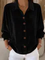 Nahaufnahme des schwarzen Samthemds mit eleganter Textur und Knopfleiste vorne - S / Oberteile / Schwarz