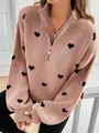Dettaglio del maglione in maglia rosa con cuori neri e scollatura a zip. - Taglia S / Top / Rosa fagiolo