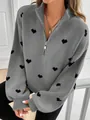 Dettaglio maglione grigio in maglia con motivi a cuore nero e mezza zip. - Taglia S / Top / Grigio