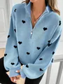 Dettaglio di maglione lavorato a maglia blu con cuori neri e cerniera lampo - Taglia S / Top / Celeste