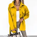 Gelber langärmeliger Wollmantel für Damen mit Revers, Knöpfen und Gürtel - S / Oberteile / Gelb