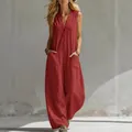 Vista detallada de un mono rojo sin mangas de lino y algodón con cuello en V y bolsillos. - S / Top Y Pantalón / Burdeos