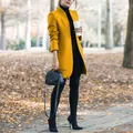 Modieuze mosterdgele wollen jas met opstaande kraag voor dames in een herfstpark - S / Tops / Khaki