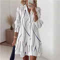 Détail d'une robe chemise blanche avec motifs de vagues bleues et pois abstraits. - S / Bas / Blanc