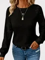 Detail van de textuur van de zwarte casual top met lange mouwen en opengewerkte kant voor dames - S / Tops / Zwart