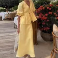 Λεπτομέρεια κίτρινου σετ με τοπ με φουσκωτά μανίκια και V λαιμόκοψη και μακριά φούστα. - S / Τοπ Και Παντελόνι / Κίτρινο