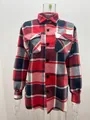 Rot-blau kariertes Herren-Flanellhemd-Jacke auf einer Schaufensterpuppe Detailansicht. - Rot