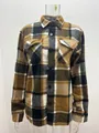 Vorderansicht der braun karierten Herren-Flanellhemdjacke mit Brusttaschen auf Mannequin. - 3XL / Oberteile / Braun