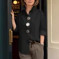 Chemise noire élégante à col montant avec trois grands boutons en métal argenté - S / Hauts / Noir