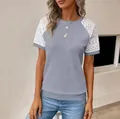 Detail van de wafelgebreide textuur en de kanten raglanmouwen op dit casual dames-T-shirt - Grijs Korte Mouw