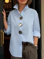 Camisa azul claro con cuello alto y botones metálicos grandes - Azul