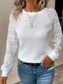 Elegante witte kanten top met opengewerkte details, lange mouwen en ronde hals dames. - S / Tops / Wit