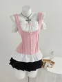 Vista detallada de una camiseta entallada de retales rosa con lazo en un maniquí de costura. - S / Tops / Rosa Claro