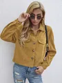 Détail d'une veste courte en velours côtelé jaune moutarde pour femme avec des boutons foncés - Jaune