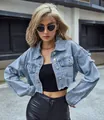 Giacca di jeans corta da donna celeste con dettagli usurati in stile alla moda. - Blu ecologico vintage