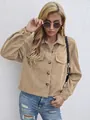 Détail d'une veste courte en velours côtelé camel avec texture et boutons en écaille - Abricot