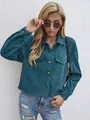 Vue détaillée d'une veste courte en velours côtelé sarcelle avec poches à rabat sur mannequin - Bleu
