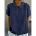 Dettaglio di una blusa in cotone e lino blu scuro con colletto Peter Pan e maniche corte - Blu scuro