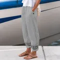 Detailansicht der grauen Damen-Baumwoll-Leinenhose mit floralem Spitzenbesatz am Saum - S / Unterteile / Grau