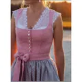 Dettaglio di un abito dirndl rosa con pizzo bianco e bottoni di perla eleganti e fini - Taglia S / Vestiti / Pesca