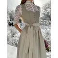 Détail de robe Dirndl grise élégante avec chemisier en dentelle blanche - S / Haut Et Bas / Gris Sidéral